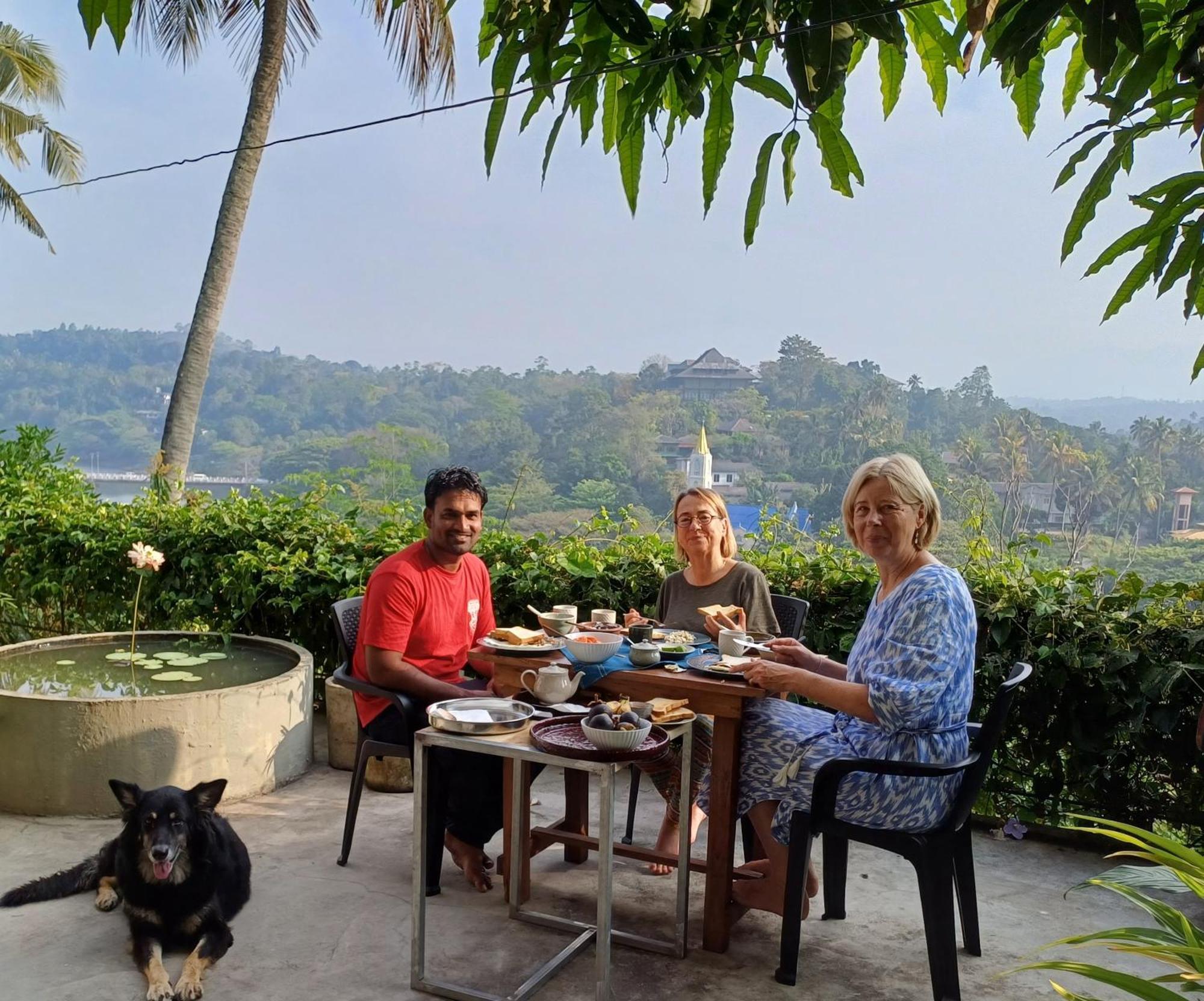 The Traveller Kandy Luaran gambar
